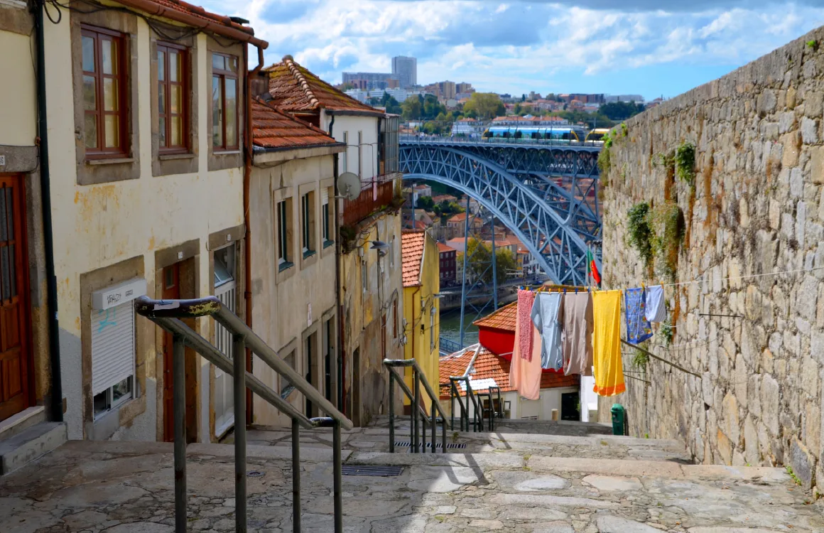 Vista da cidade do Porto, onde a Être desenvolve projetos de design de interiores
